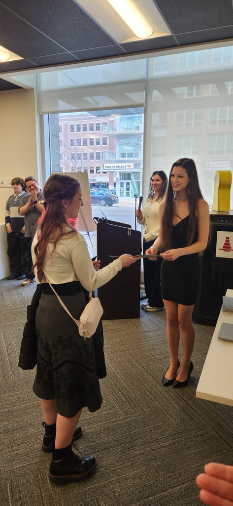 Anaviolet receiving her certificate. 