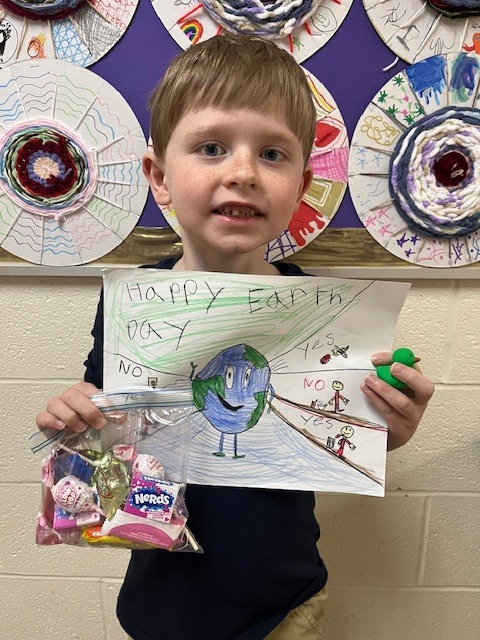 1st grade winner holding art, Spencer Vanderstelt