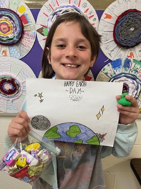 4th grade winner holding art, Edie Mazur