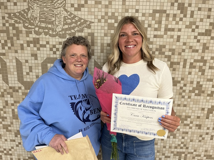 PEA President Donna Miller presenting Cara with her award and flowers. 