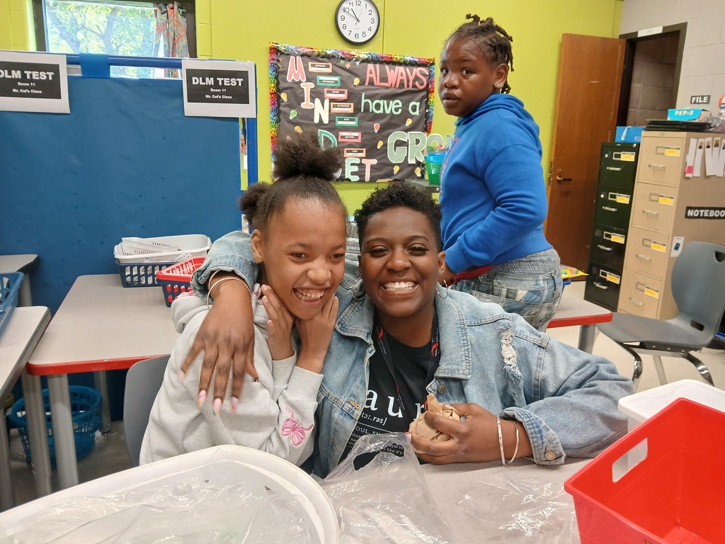Aide with students