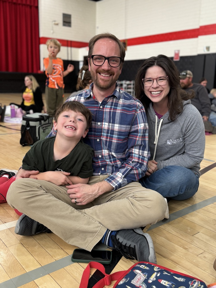 Kindergartners celebrated their Graduation Day with family members and a picnic in the gym. 📷:  Principal Reisig  #StrongFamiliesStrongSchools #plainsmenpride