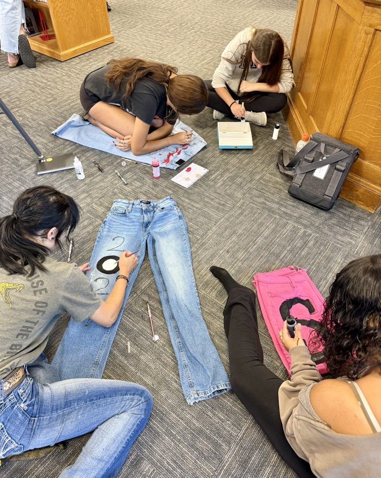 After their community service work downtown, seniors had time to work on items for Homecoming Week. #plainsmenpride