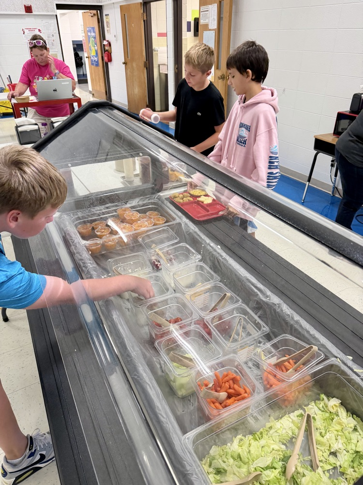 Today’s lunch includes boneless chicken wings, mac & cheese, apple slices and a full spread of additional fruits and veggies on the salad bar. #plainsmenpride