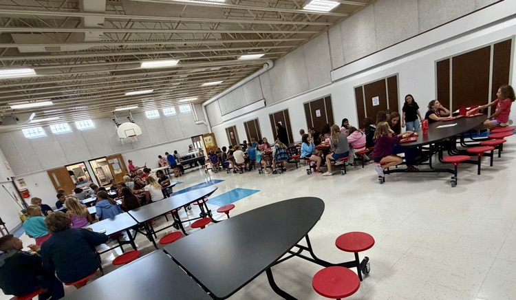 Today’s lunch includes boneless chicken wings, mac & cheese, apple slices and a full spread of additional fruits and veggies on the salad bar. #plainsmenpride