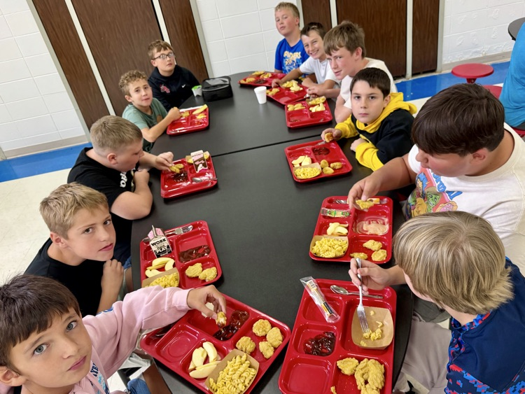 Today’s lunch includes boneless chicken wings, mac & cheese, apple slices and a full spread of additional fruits and veggies on the salad bar. #plainsmenpride