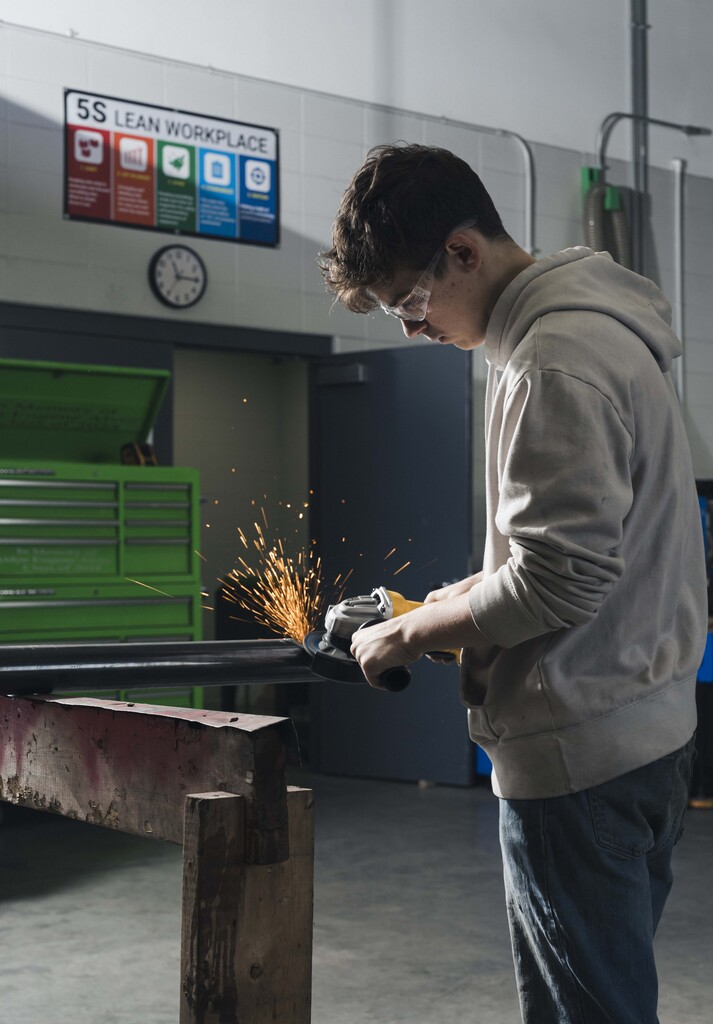 Commodore Manufacturing students working