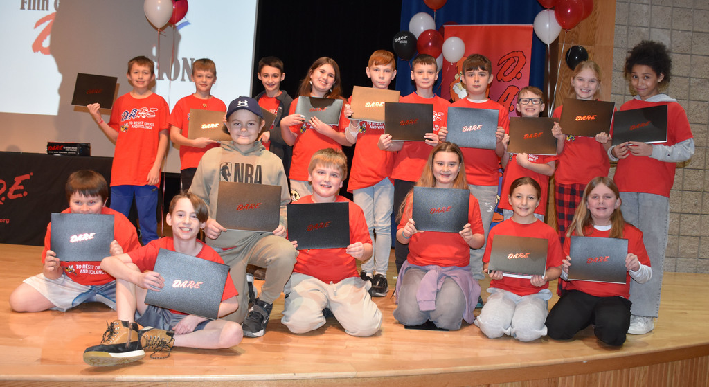 A group of DARE graduates. 