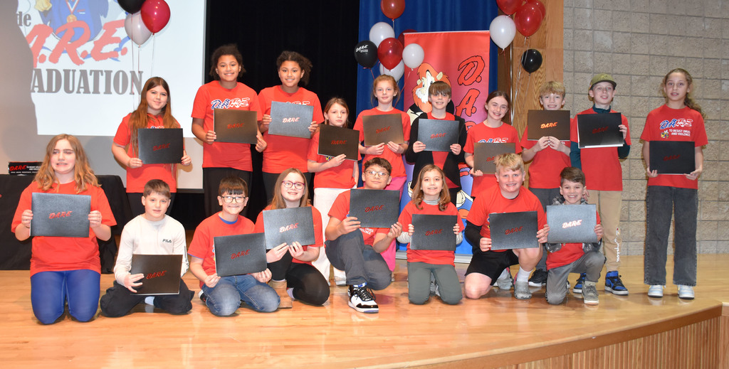 A group of DARE graduates. 