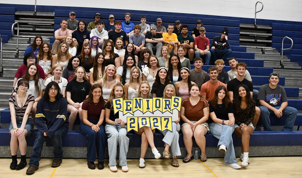 A group senior photo.