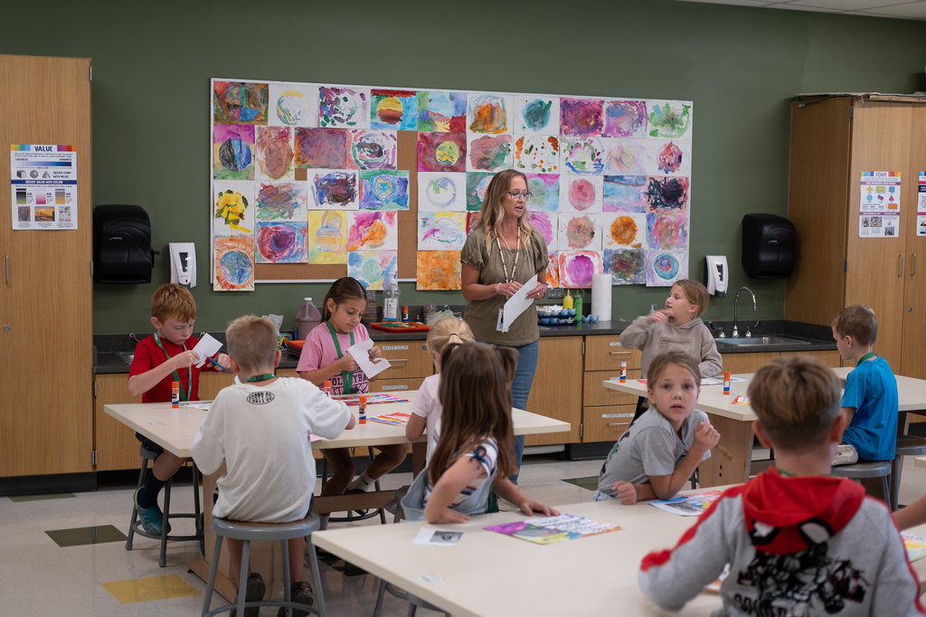 An art teacher speaks to her class