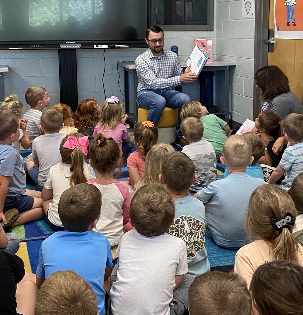 Josh Tippens reading to PreK.