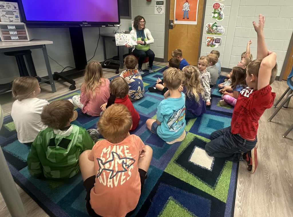 Mrs. Shealey's class visits the media center.