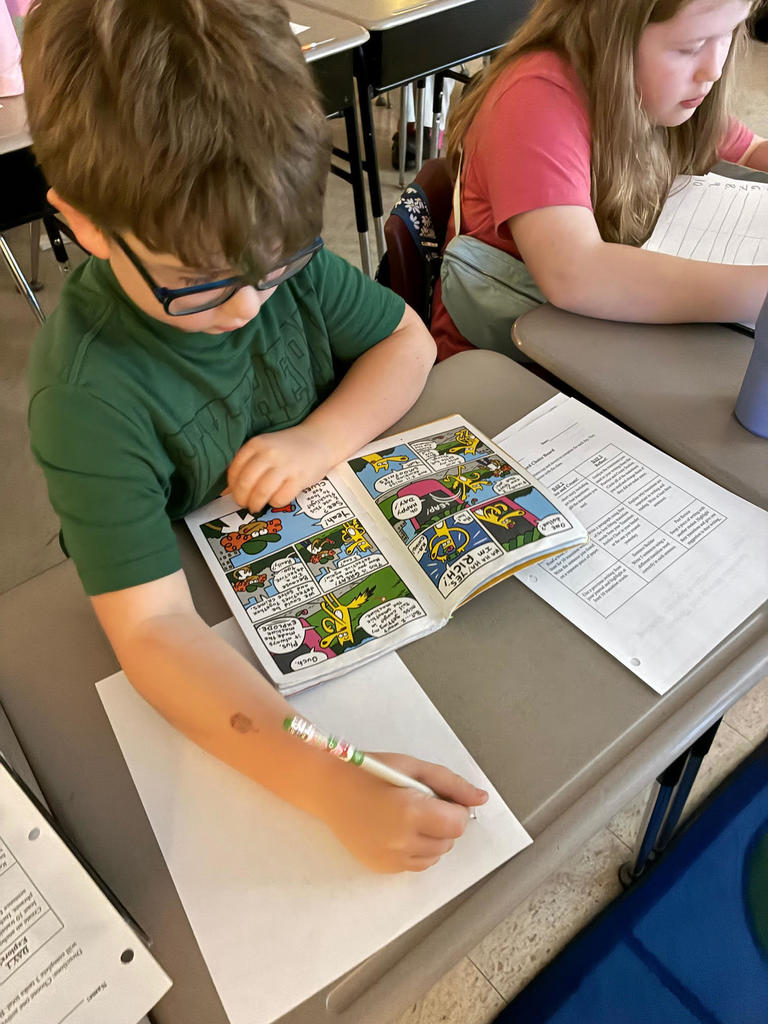 Students in Mrs. Connelly's 4th grade ELA and Writing class had an awesome literacy block this week! Students teamed up with their reading buddies and explored a Writing Choice Board centered on using strong transition words.