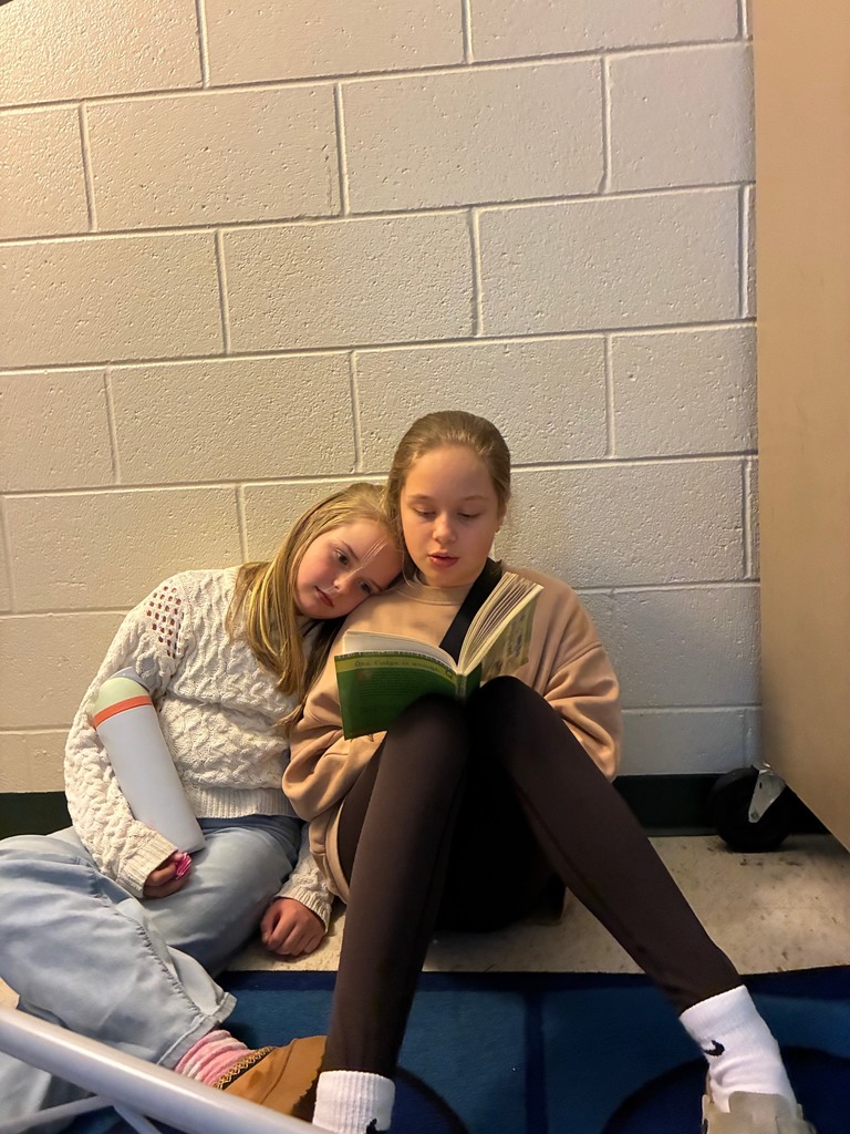 Students in Mrs. Connelly's 4th grade ELA and Writing class had an awesome literacy block this week! Students teamed up with their reading buddies and explored a Writing Choice Board centered on using strong transition words.