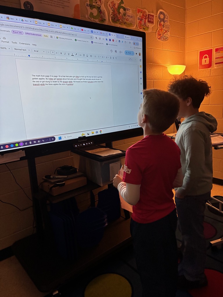 Students in Mrs. Connelly's 4th grade ELA and Writing class had an awesome literacy block this week! Students teamed up with their reading buddies and explored a Writing Choice Board centered on using strong transition words.