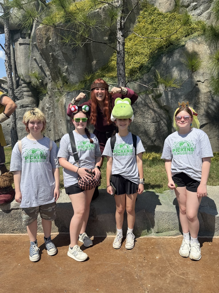 4 girls posing with a character at Universal Studios