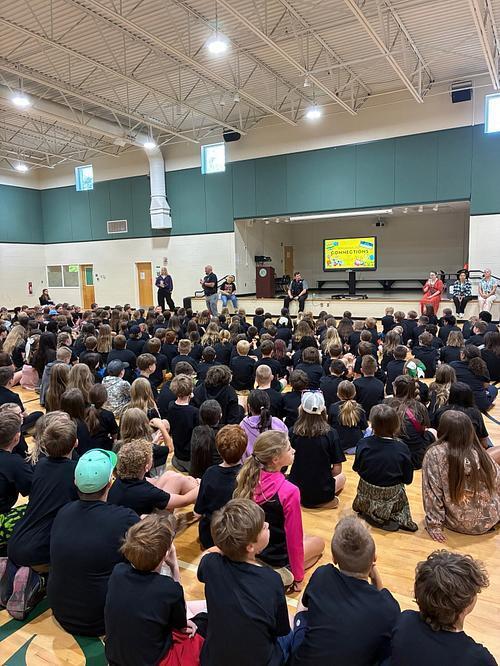 Moving on up to fifth grade! 🎓✨  Our fourth graders visited Jasper Middle School yesterday for a tour and got an exciting glimpse of what’s ahead next year!  A big thank you to Hill City PTO for providing a wonderful picnic lunch for our students at Lee Newton Park.