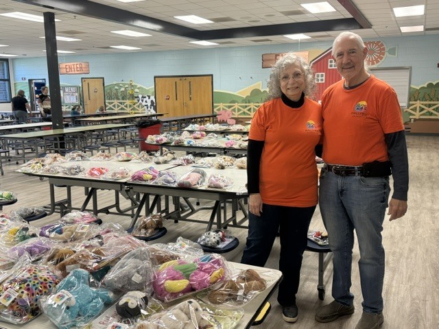 A huge thank you to Maxyne and Richard Bursky from the Hallyboy Foundation for their generous donation of book buddy reading bags.. 