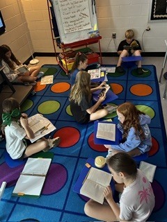 Fourth graders spent the week learning independent reading expectations and how to work in collaborative groups!