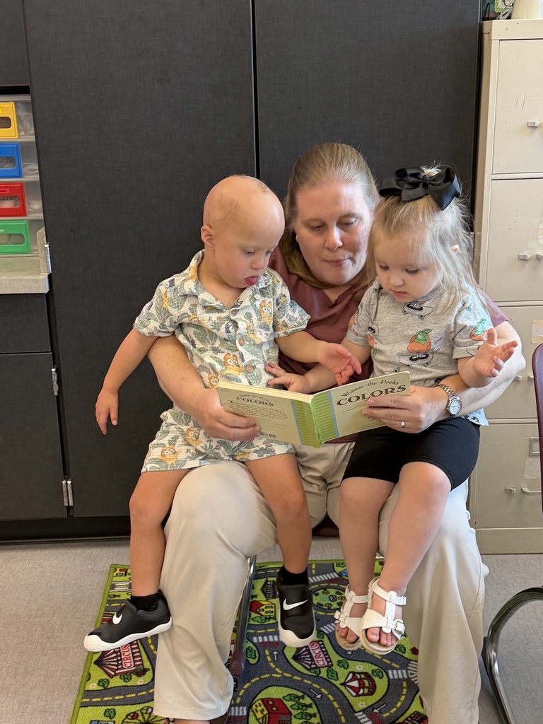 Wrapped up in a good book! 📚 Two of Mrs. Richards’ Pre-K students are completely engaged as Mrs. Kim reads a story. We love seeing a love of reading begin!