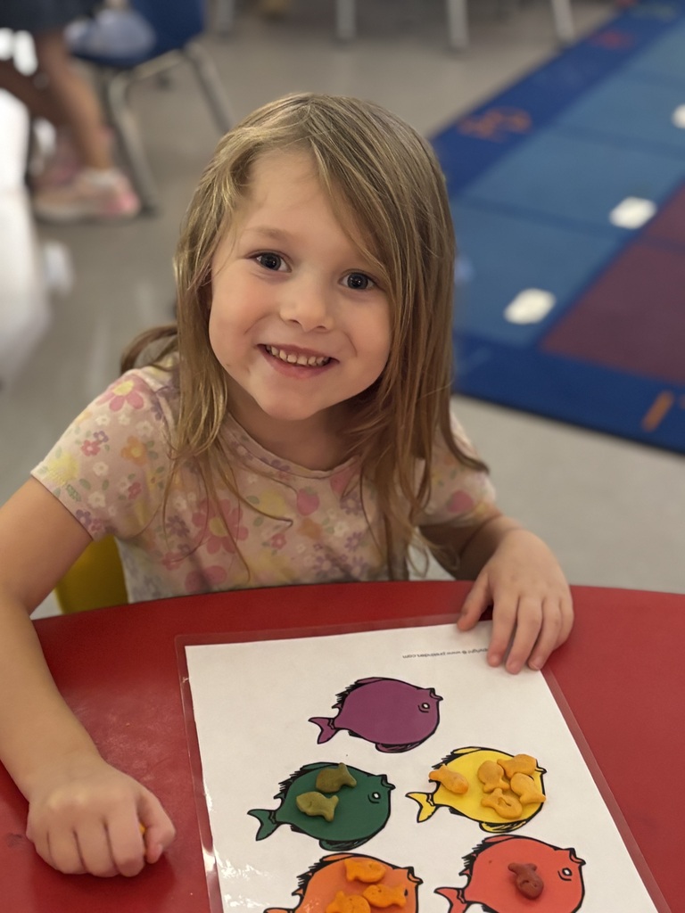 Mrs. Anderson’s Pre-K students had an ocean of fun this week! They sorted, counted, and created patterns using Play-Doh and Goldfish!