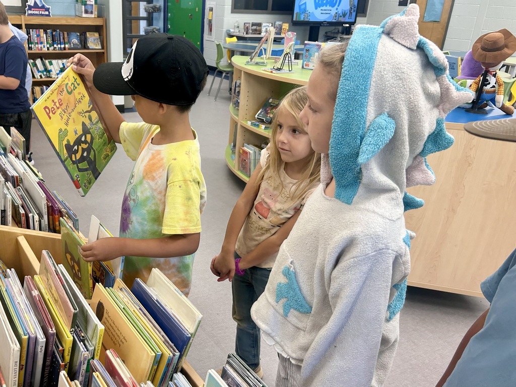Welcome to the place where “Why?” always looks for answers—the library! After enjoying "The Curious Why" by Angela DiTerlizzi, students in grades 2–4 practiced using shelf markers with the help of their Library Leaders. Four students from each class were chosen as Library Leaders and kindly coached their classmates on this important library skill! Way to lead and learn! #LeaderInMe
