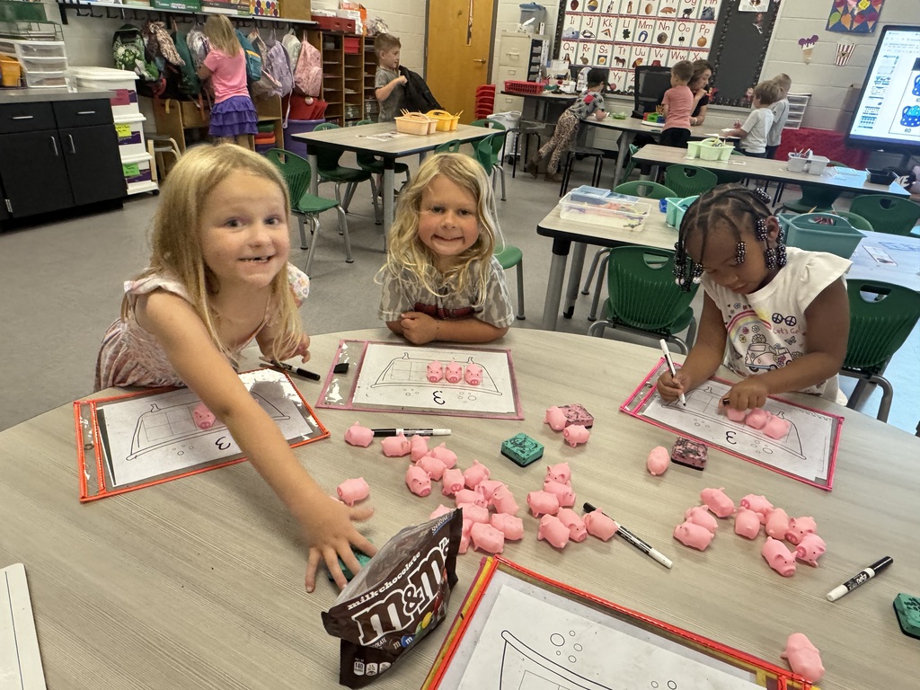 Mrs. Abbott’s kindergartners read Ten Pigs: An Epic Bath Adventure and then put their counting skills to work! They used pigs to fill “bath” ten frames and write the matching numerals