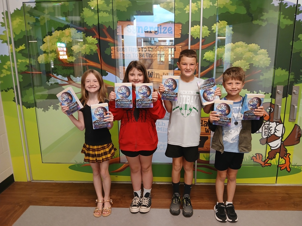 New Dictionaries! 📚  Thank you to the Rotary Club of Jasper for donating dictionaries for all of our third-graders! We appreciate your generosity and support of our students!