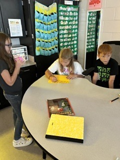 This week, students in Mrs. Connelly’s ELA class teamed up in grammar groups to spot subject-verb agreement and pronouns! 