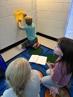 This week, students in Mrs. Connelly’s ELA class teamed up in grammar groups to spot subject-verb agreement and pronouns! 