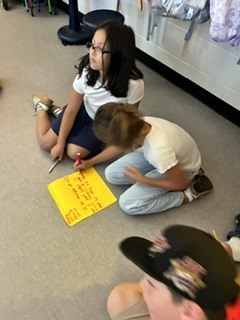 This week, students in Mrs. Connelly’s ELA class teamed up in grammar groups to spot subject-verb agreement and pronouns! 
