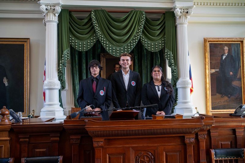 dhs students standing in inside of the texas capitol