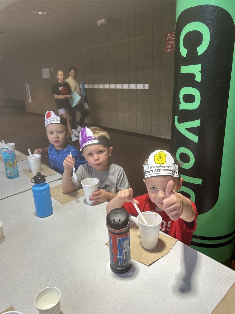 Preschoolers eating applesauce