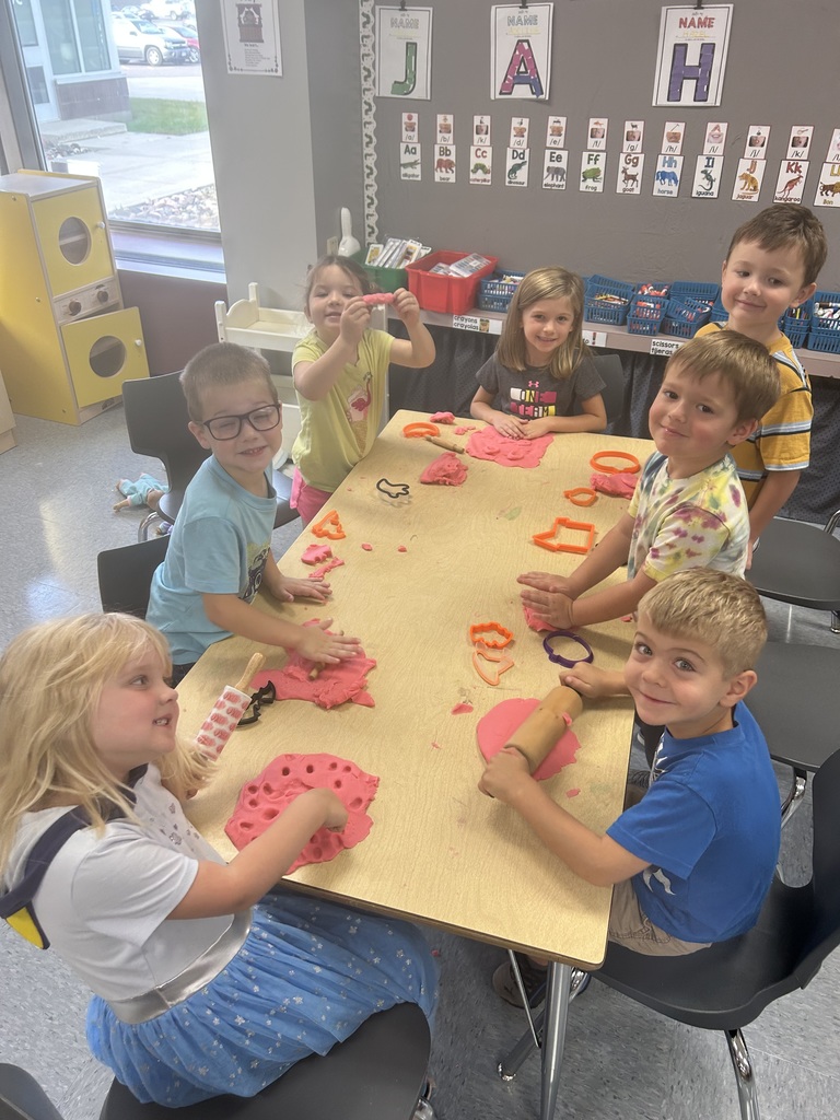 Preschoolers painting apples