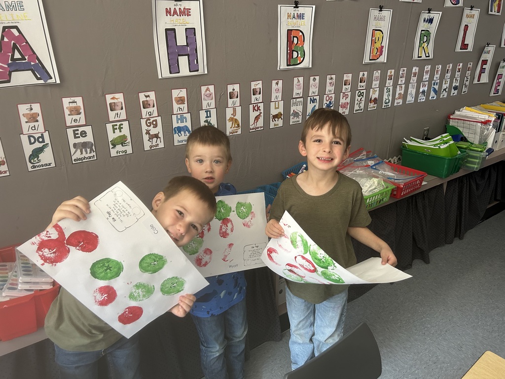 Preschoolers painting with apples