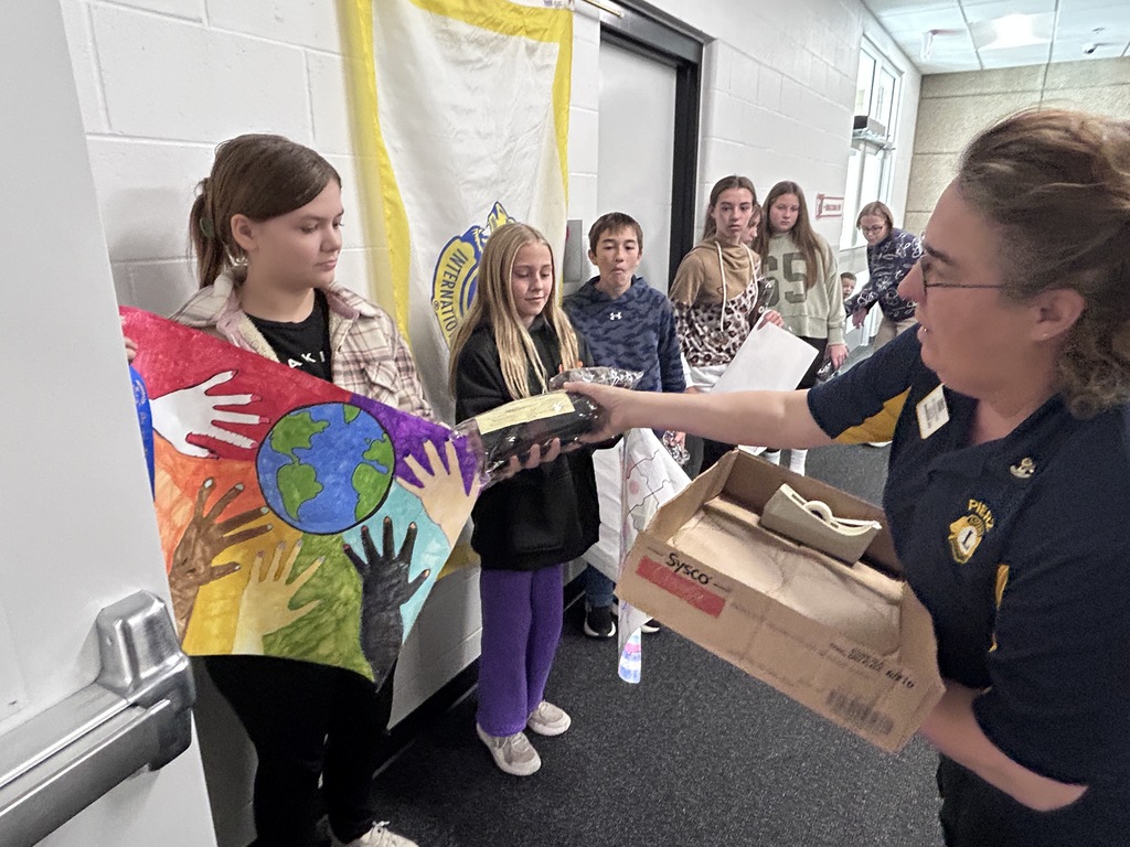 Tracy Voigt awarding student with art kit and check