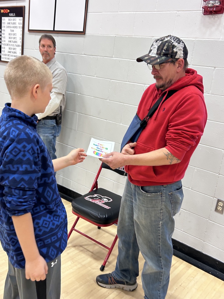 Students handing out cards to veterans