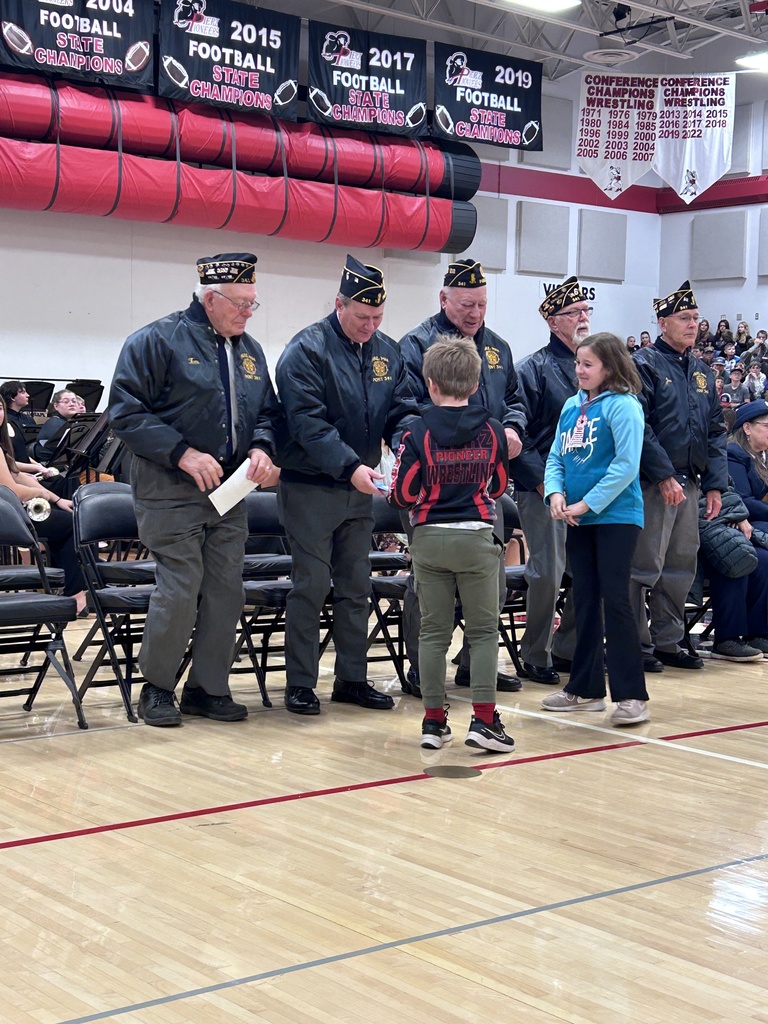 Students handing out cards to veterans