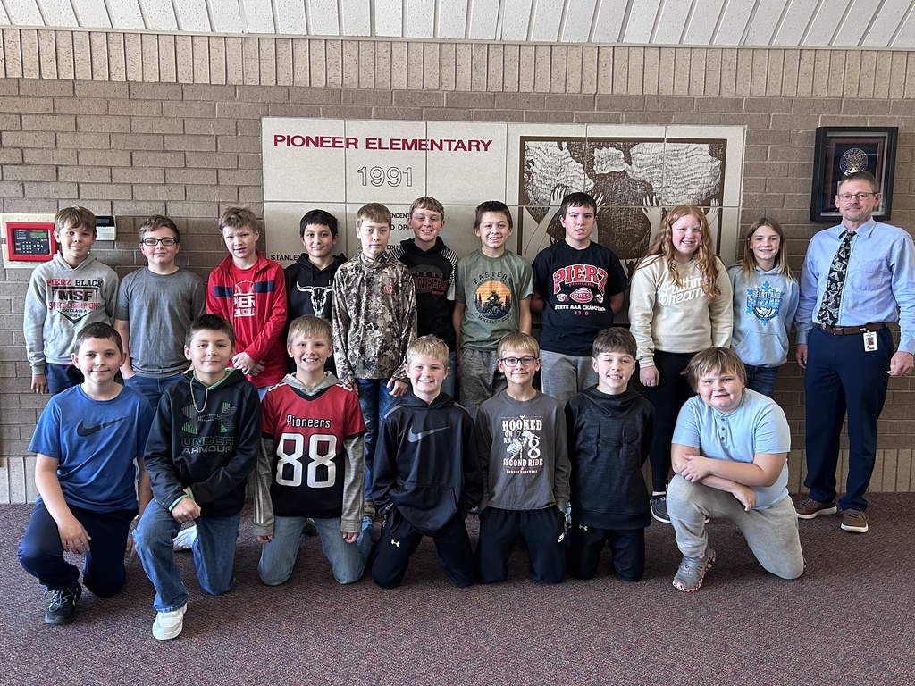 buck hunters at Pioneer elementary group of students smiling at the camera