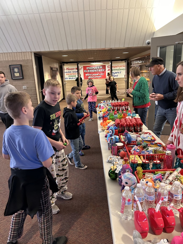 students at the prize table