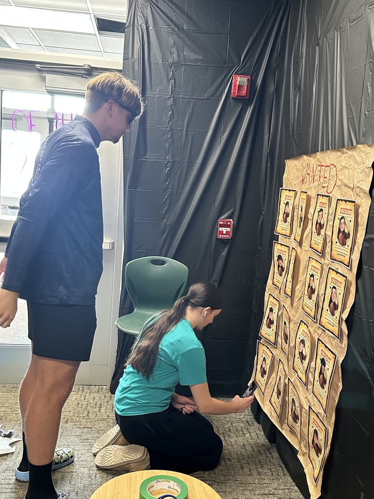 Students decorating the hallways for homecoming