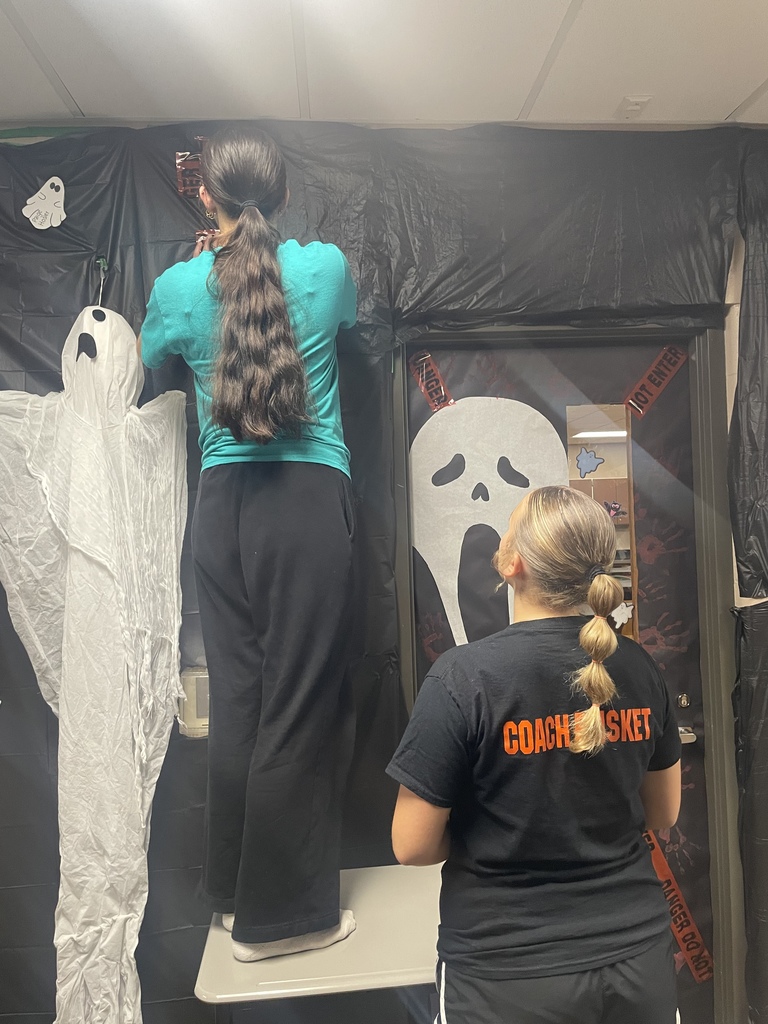 Students decorating the hallways for homecoming