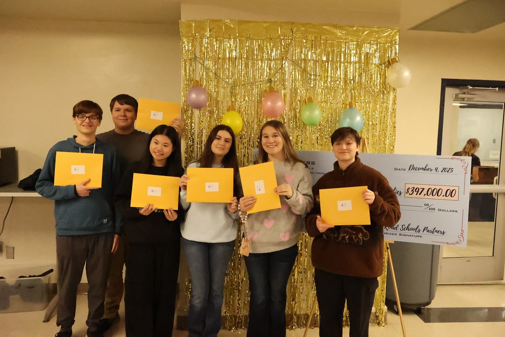 6 students holding their gift cards in front of the check