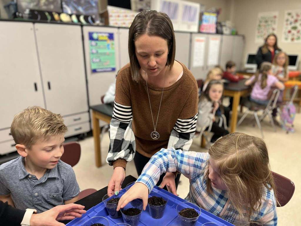 Members of the Appalachian Garden Club of Pikeville assist students with Marigolds for Mom!
