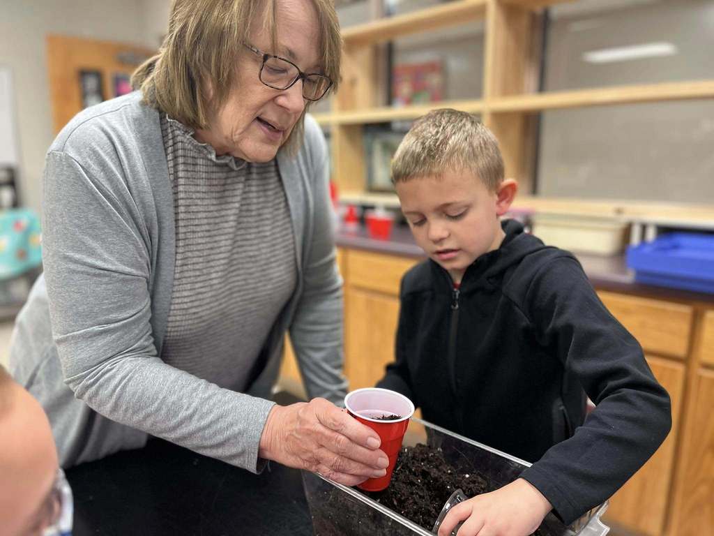 Members of the Appalachian Garden Club of Pikeville assist students with Marigolds for Mom!