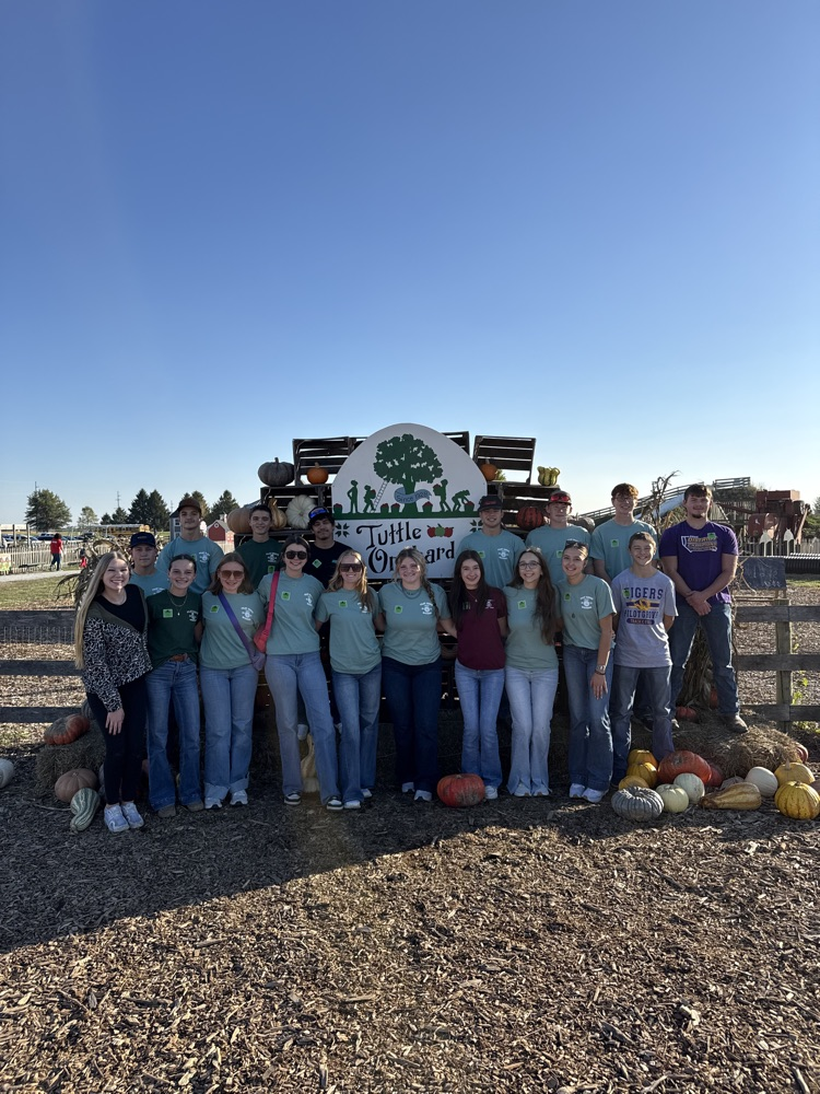 group photo at Tuttle Orchards