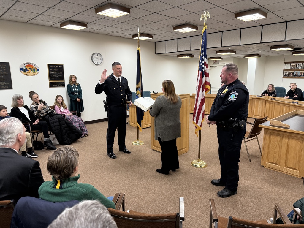 Chief Gregory Nieten is sworn in.