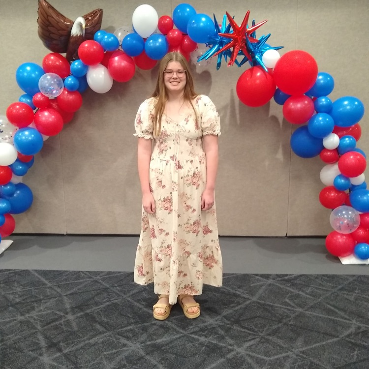 Megan standing in front of ballon arch