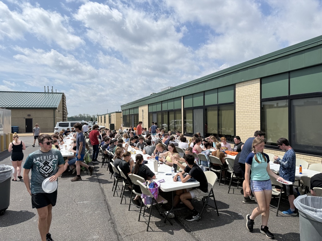 Students eating lunch outside